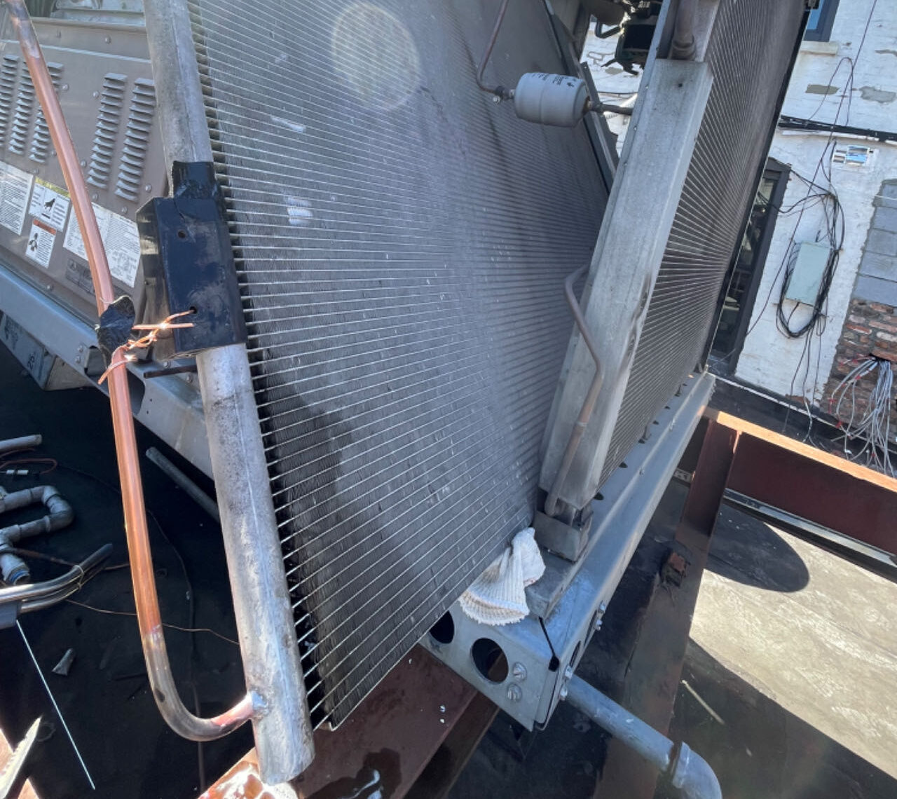 York 屋顶机组制冷剂泄漏维修